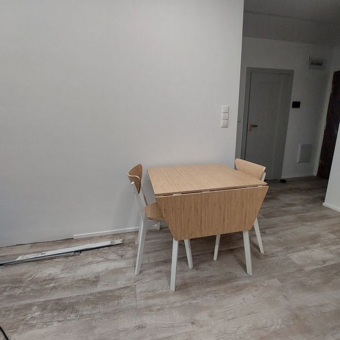 Stół rozkładany z krzesłami