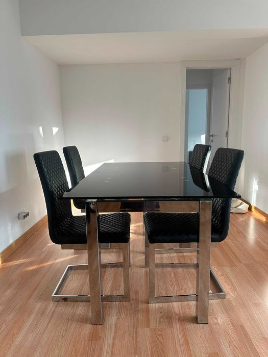 Mesa de jantar extensível em vidro temperado preto + 4 cadeiras almofadadas