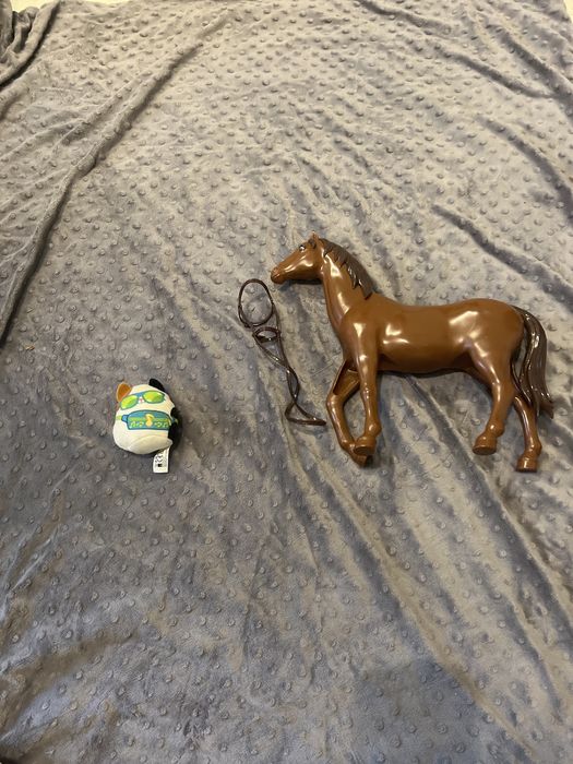 Sprzedam squishmallows oraz figurkę konia z ogłowiem