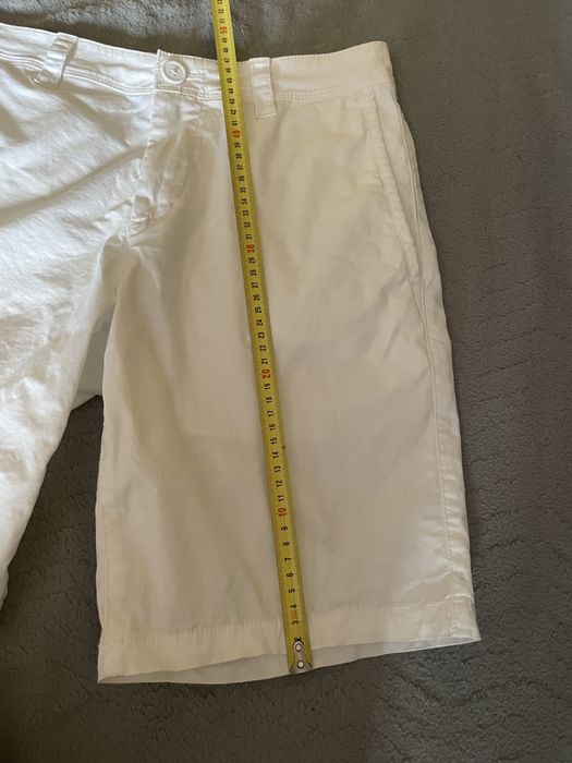 Oryginalne białe spodenki marki Armani Exchange.