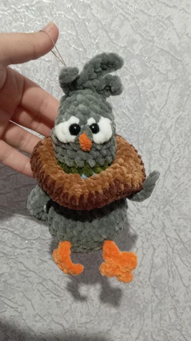 Голуб в шматочку хліба в наявності