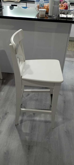 Bancos / Cadeiras Altas de Bar com Encosto (Estilo IKEA INGOLF) – Branco