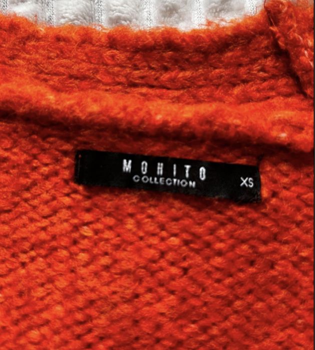 Pomarańczowy sweter MOHITO duże srebrne lustrzane guziki