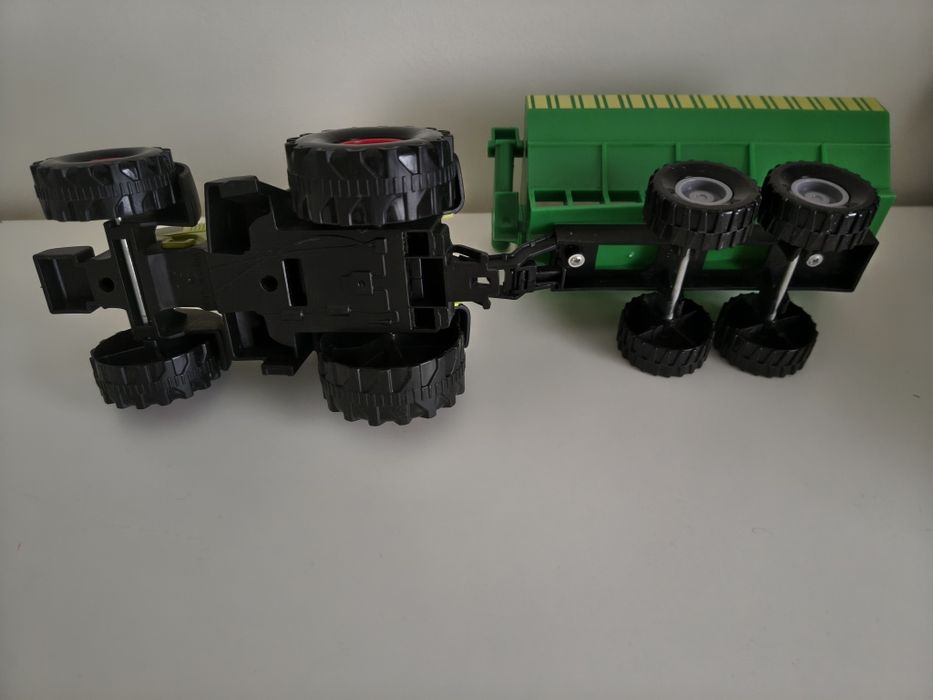 Трактор з причепом зі звуковими ефектами.