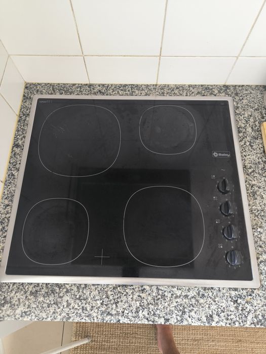 Cozinha armários+tampo em pedra+placa+banca+torneira+exaustor