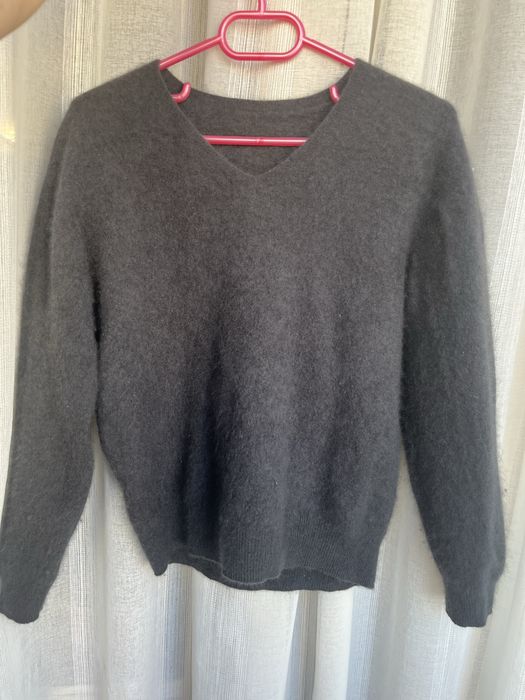 Вовняний светр графітового кольору