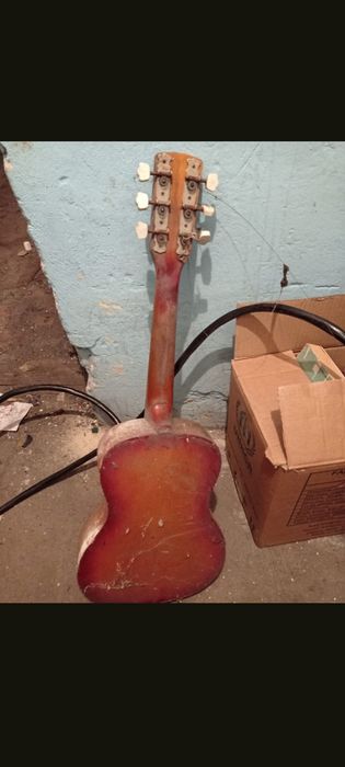 Stara gitara akustyczna / turystyczna vintage – do renowacji / rekwizyt PRL