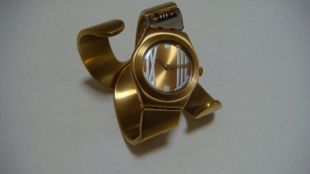 Женские наручные часы Swatch (браслет требует небольшого ремонта)