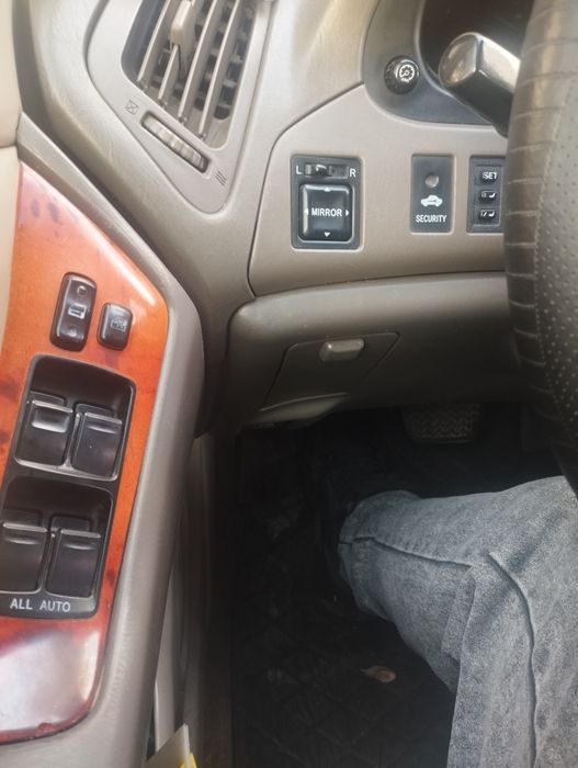 Лексус РХ 300 2000 року.