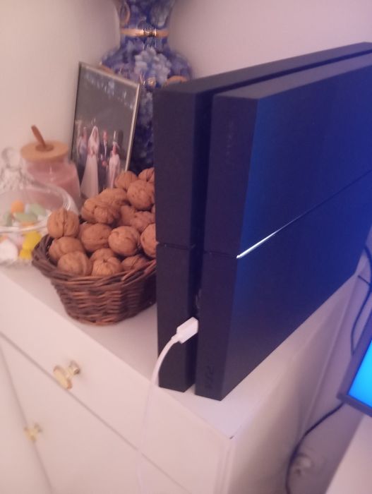 Ps4 Slim com 2 comandos