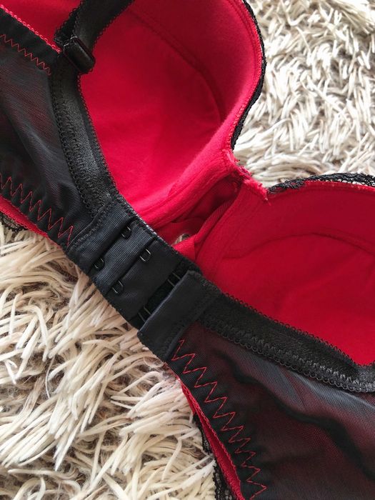 Шикарный бюстгальтер в черно-красном цвете от Ann Summers