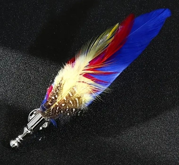 Piękna brosza ozdoba przypinka myśliwska z piór do kapelusza HYB.