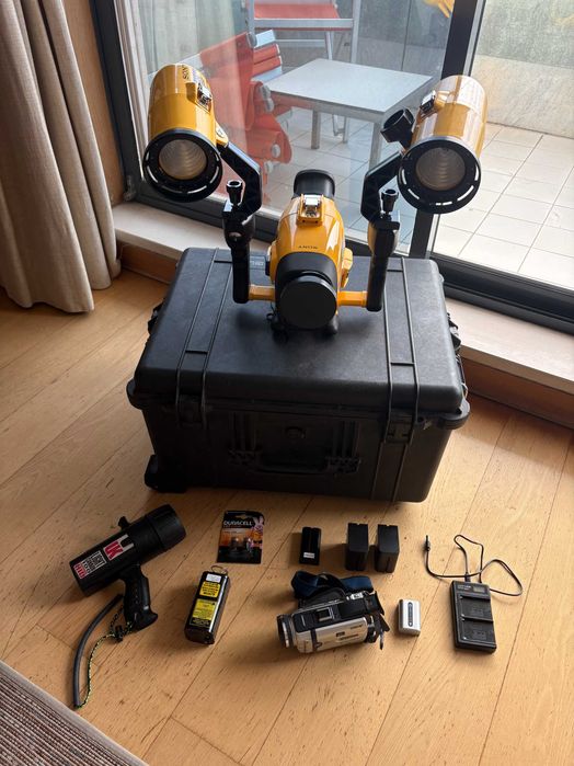 Kit Filmagem Subaquática Vintage Sony Marine Pack 75m Caixa estanque + Câmara DCR-TRV30E + Luzes