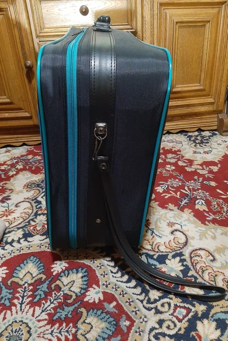 Дорожный чемодан на колесах