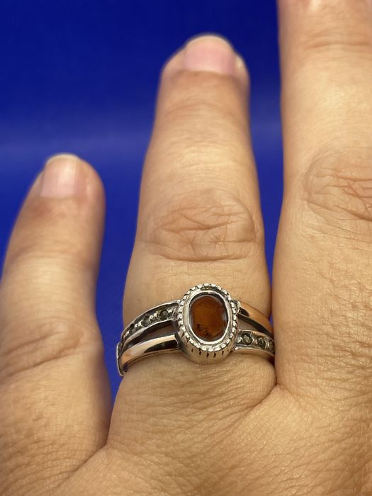 Anel em prata com pedra amarela e detalhes chapados a ouro