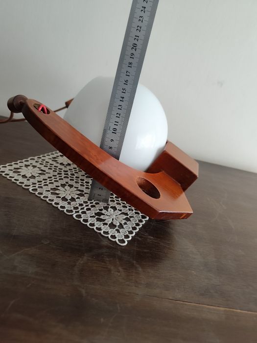 Stylowa lampa wisząca z czasów PRL-u z oryginalnym mlecznym kloszem