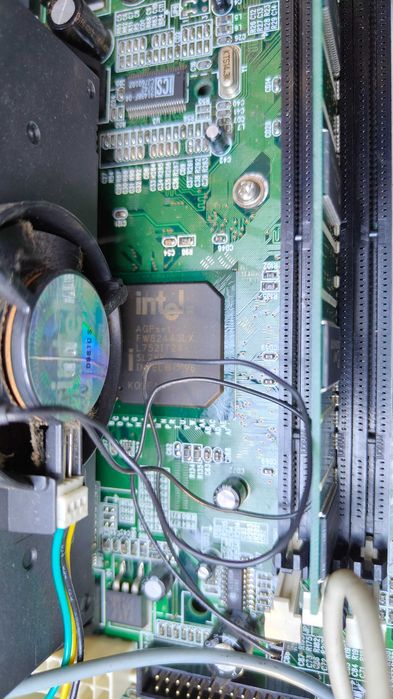 Stary komputer Retro Intel Pentium fw82443lx