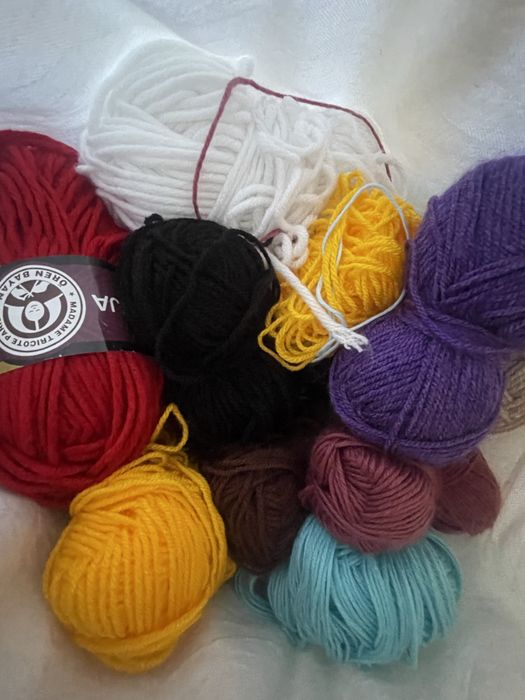 Worek włóczek różnego koloru i grubości