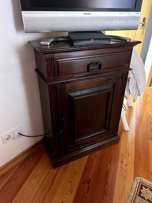 Armario de madeira maciça