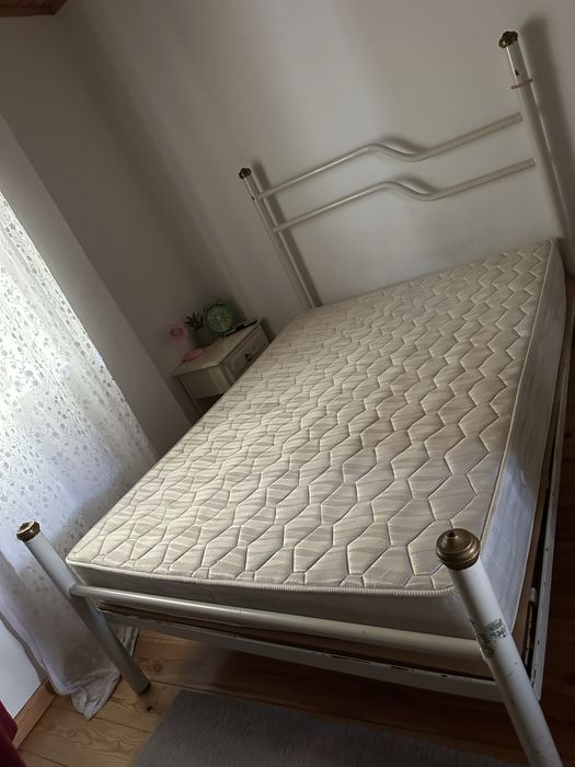 Cama com colchão.