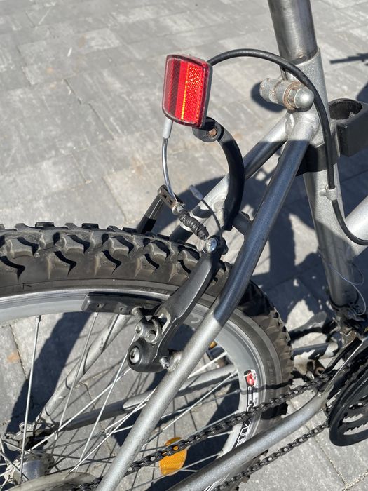 Sprzedam rower miejski koloru szarego.