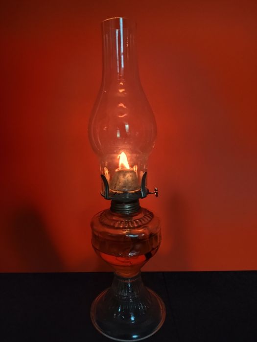 Szklana lampa naftowa z kloszem