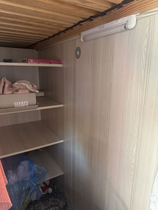 Łóżko piętrowe z szafą, magazynem i materacem
