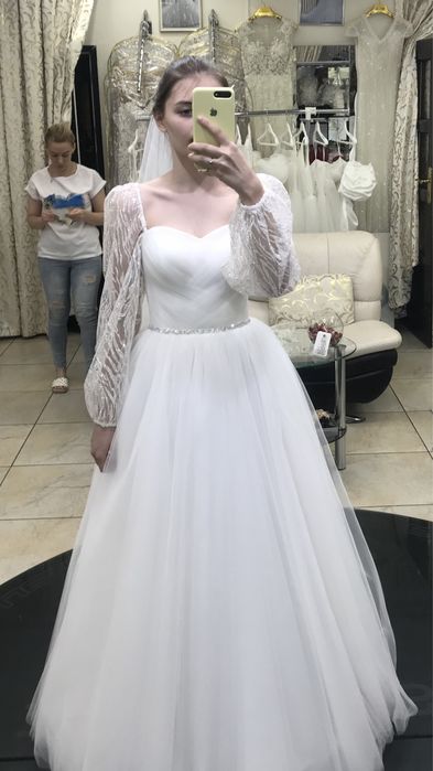 Весільна сукня з рукавами, ремінцем та фатою