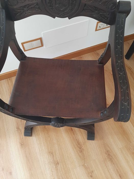 Cadeira em madeira trabalhada e couro