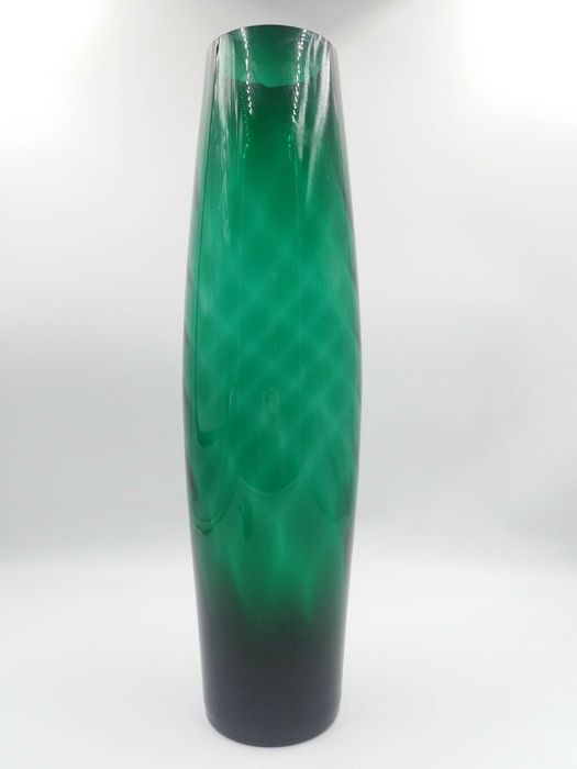 Piękny wysoki szklany szmaragdowy wazon optyczny Huta Sudety Szczytna