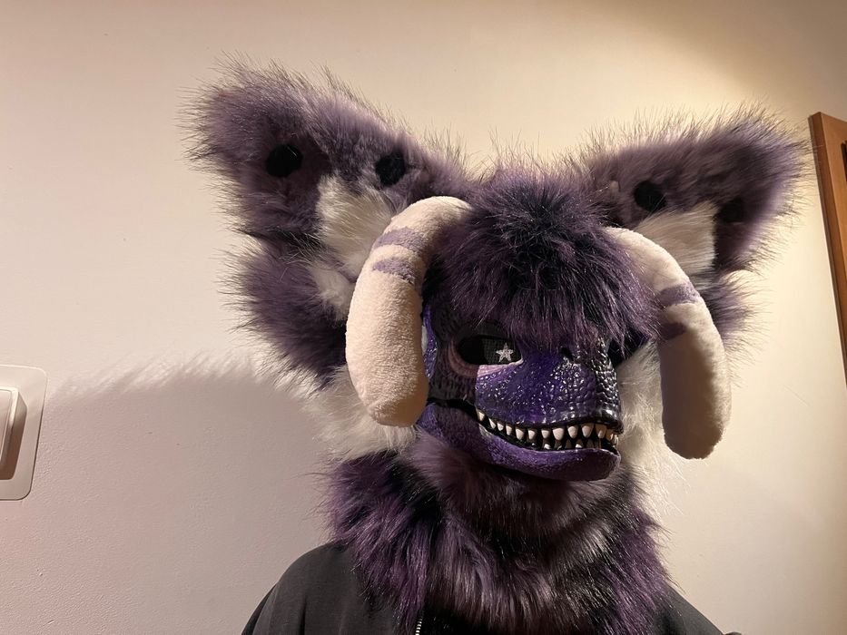 Fioletowa maska Furry