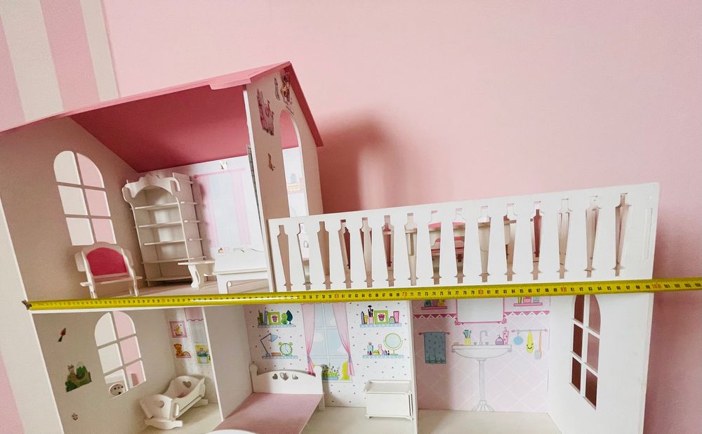 Деревʼяний будинок для ляльок