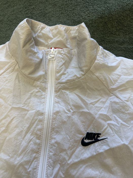 Оригінальна вітрівка nike складається у сумочку