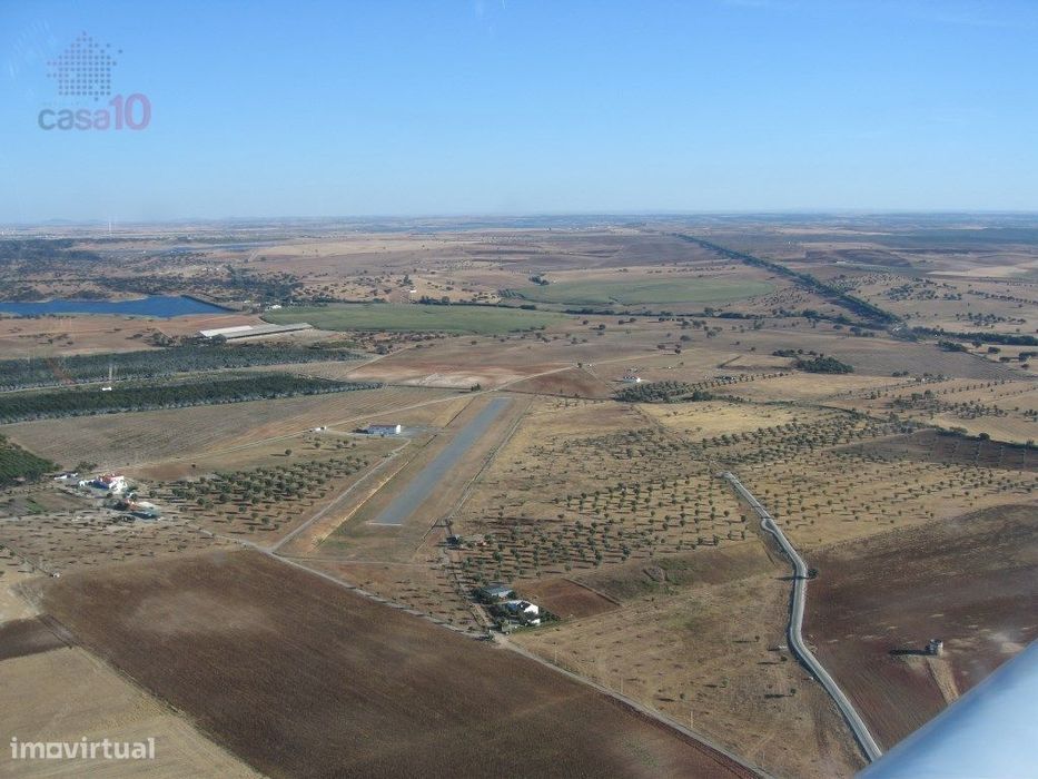 Infraestruturas de Aviação e Moradia de Luxo Vende-se Propriedade E...