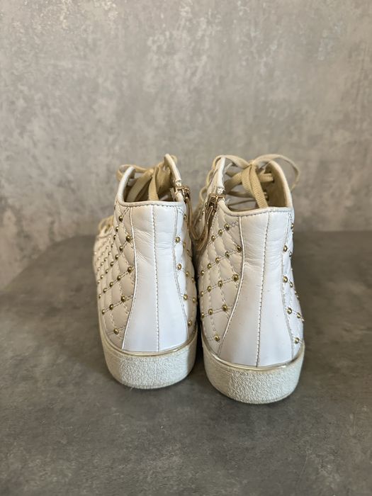 Кеди білого кольору з золотими металевими вставками