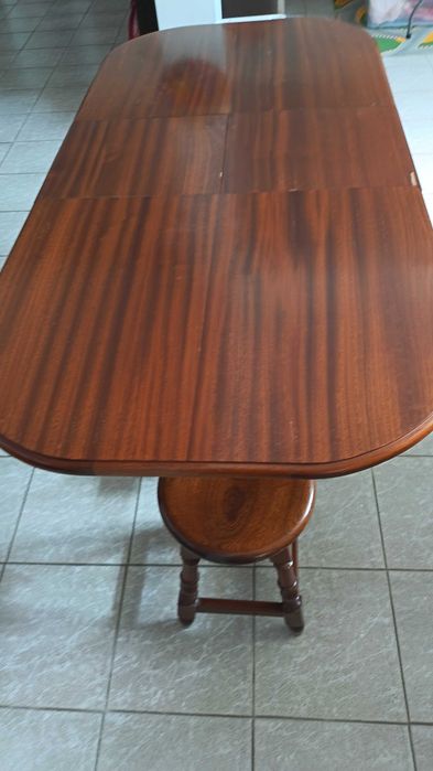 Mesa em madeira com tampo elíptico de 120 (+32) x 756 cms