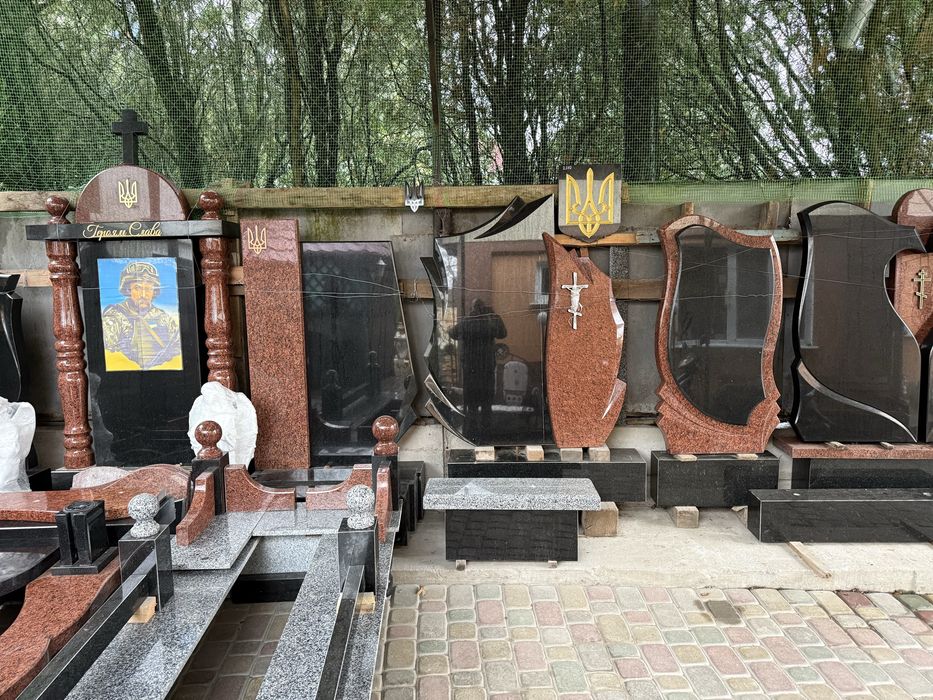 Вигтовлення та встановлення памятників місто Бар, біля стадіону