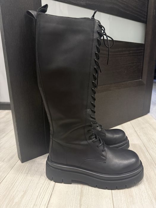 Високі чоботи на шнуровці