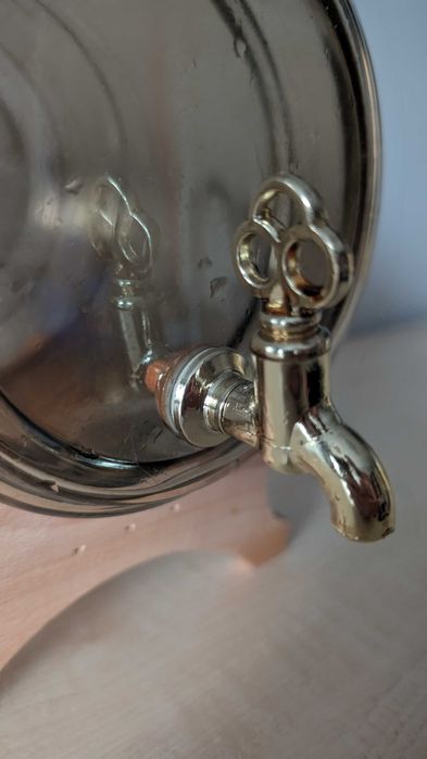 Beczułka na alkohol 2l na drewnianym stojaku na bimber