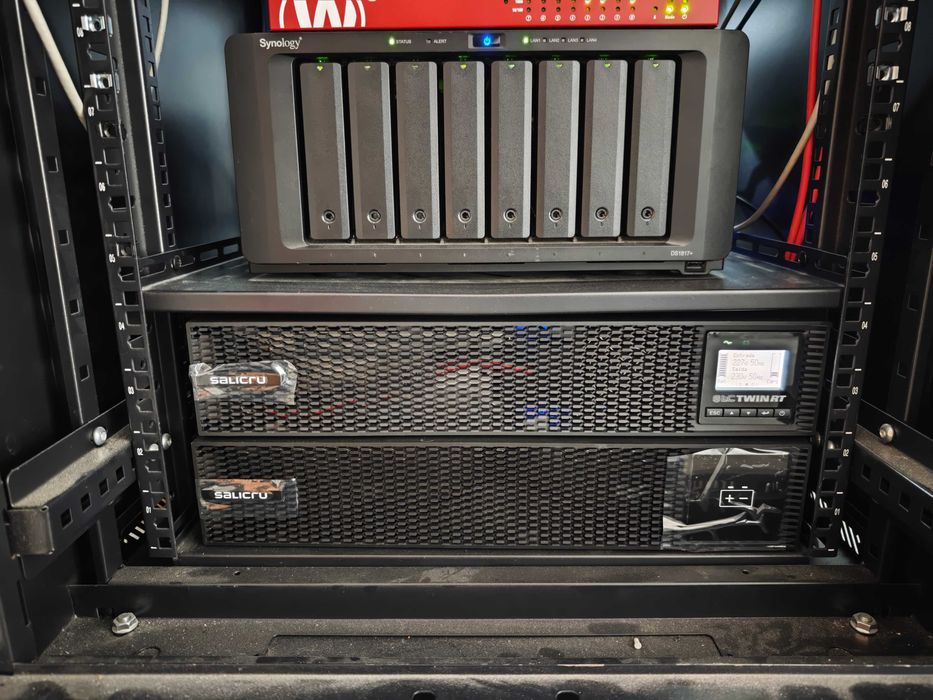 Servidor HP Proliant DL360 Gen10 com bastidor, UPS, NAS QNAP e NAS Synology
