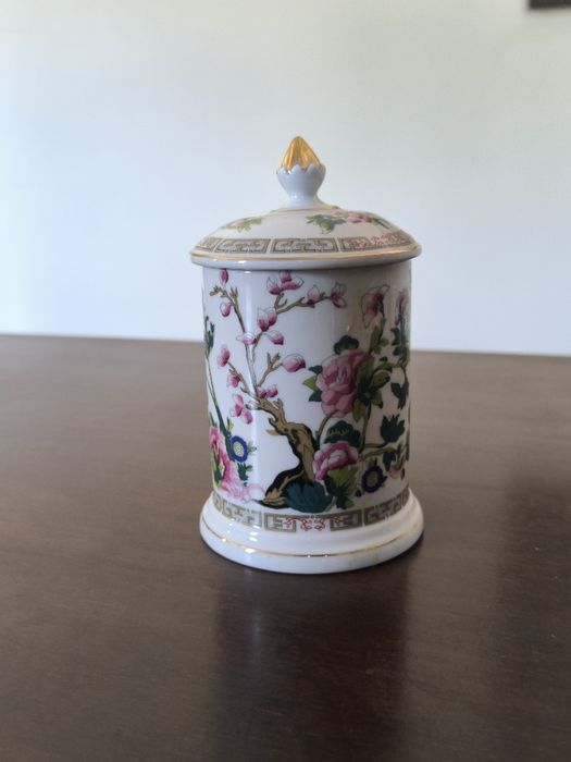 Recipiente em porcelana