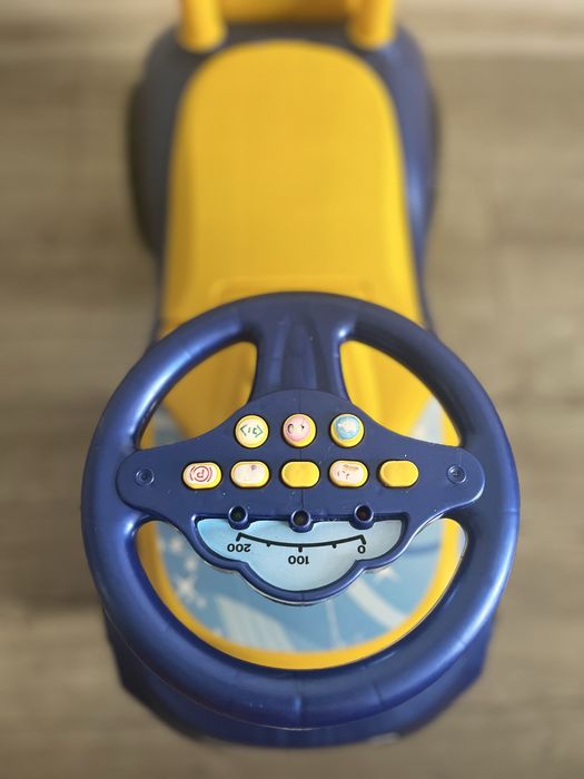 Машинка толокар Doloni Toys жовто-синя з багажником і спинкою