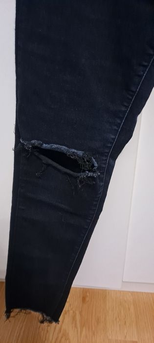 Granatowe  spodnie jeansowe z dziurami  Orsay r 38