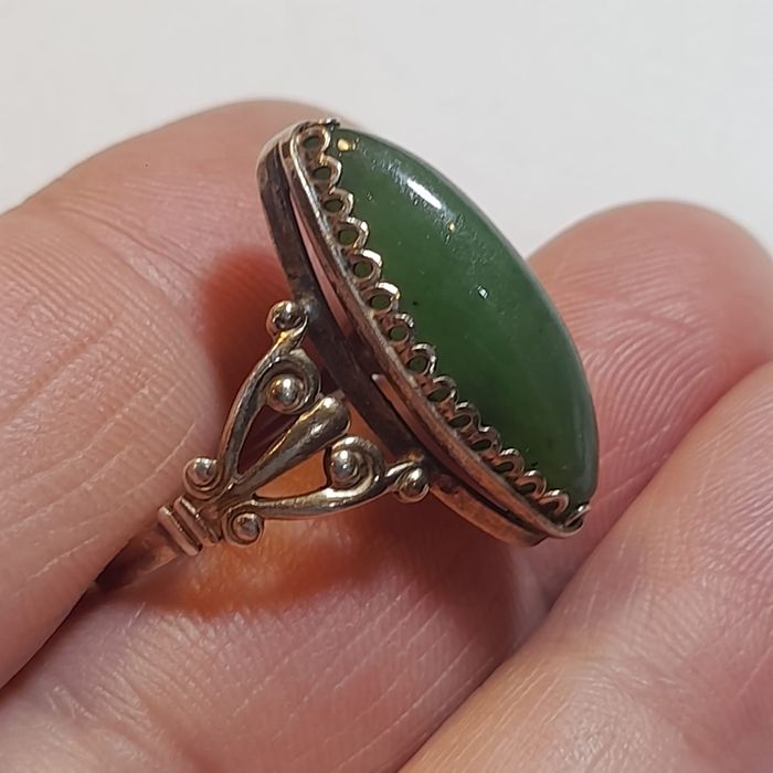 Srebrny pierścionek z nefrytem