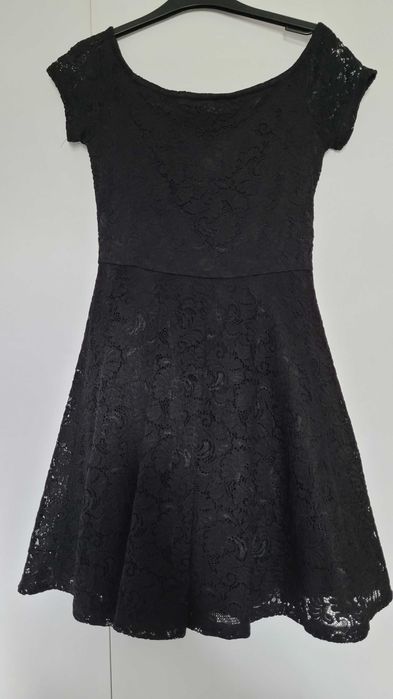 Koronkowa czarna elegancka sukienka Sinsay