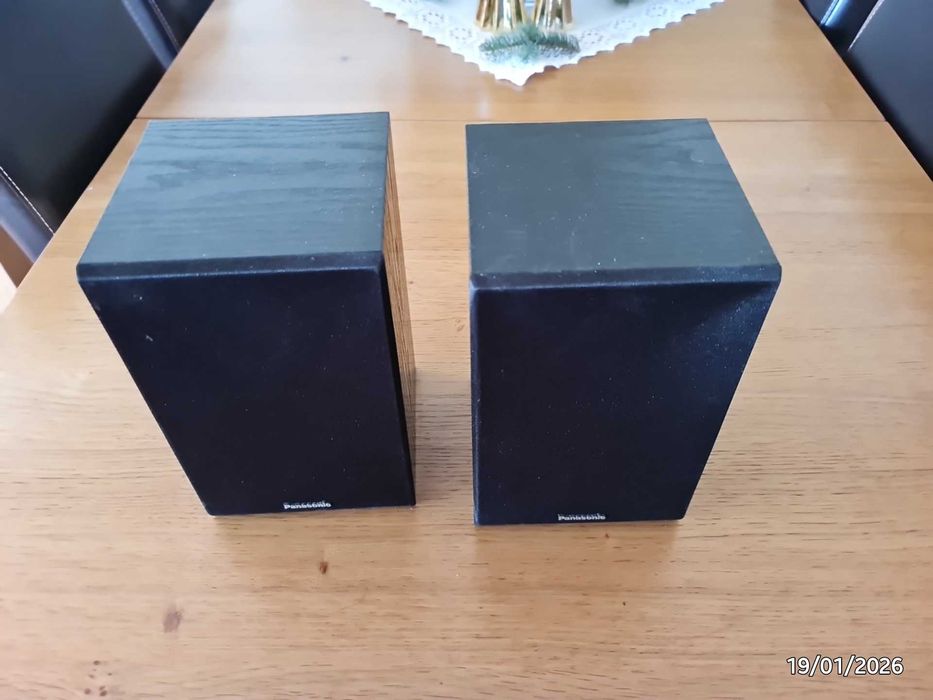 Zestaw głośników firmy Panasonic do wieży radiowej.