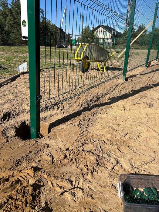 Монтаж огорожі з секційної сітки