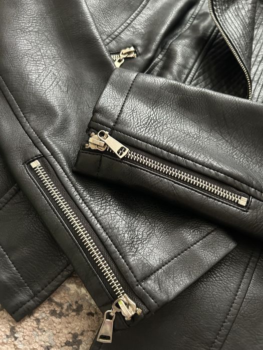 Нова, стильна шкіряна куртка.