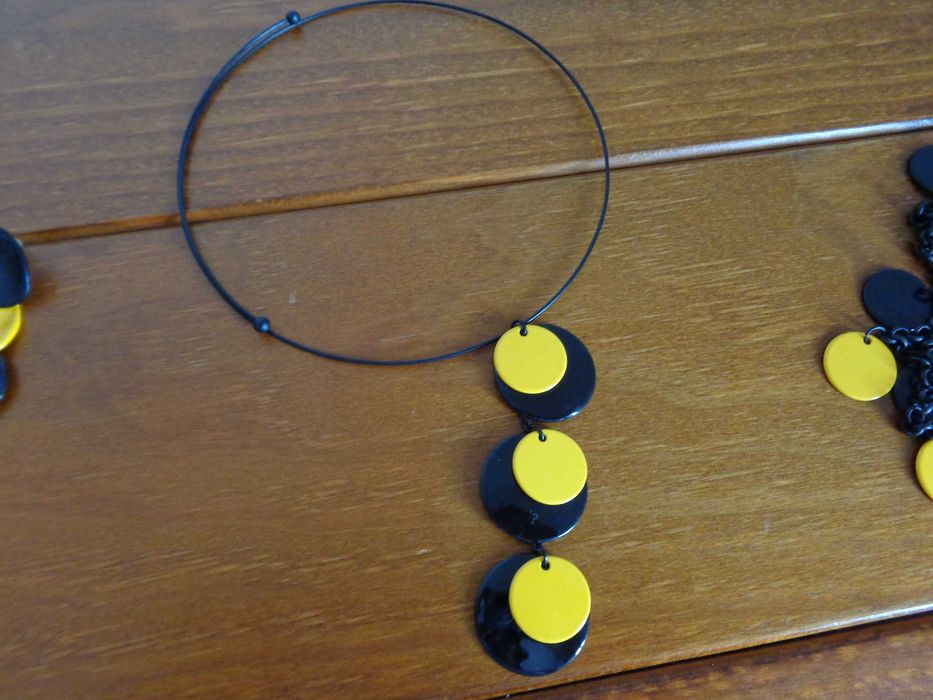 Conjunto de colar, brincos, pulseira, em metal