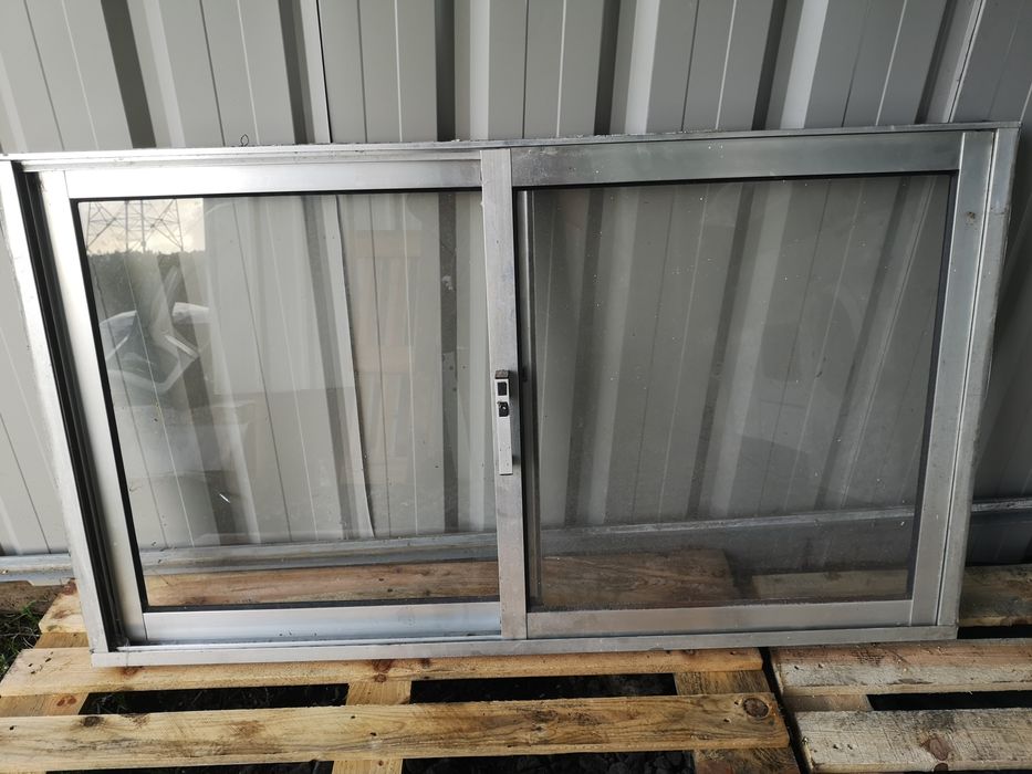 Janelas de vidro duplo e porta em alumínio